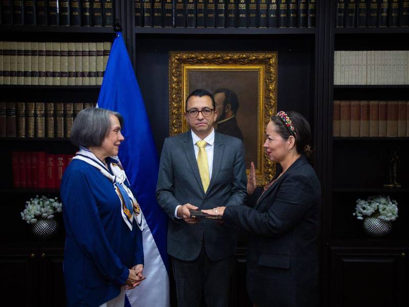 La secretaria de Relaciones Exteriores y Cooperación Internacional, Mireya Agüero, al momento de juramentar a Sandra Ponce Aguilera, como embajadora de Honduras ante la República Federal de Alemania.
