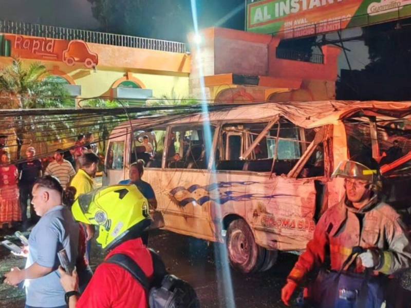 Un fatal choque entre un bus rapidito y un camión registrado este martes a la altura del barrio Guamilito, en San Pedro Sula, dejó como saldo la muerte de una mujer y alrededor de 15 personas heridas. ¿Quién era la víctima mortal? Aquí los detalles.