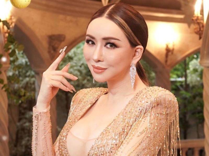Anne Jakkaphong Jakrajutatip, la exdueña de Miss Universo, tiene una cuenta pendiente con la justicia de su país, luego de que un tribunal de Bangkok la condenara a dos años de prisión, sin posibilidad de que la pena se suspenda. ¿Huyó? A continuación, lo que se sabe de ella.