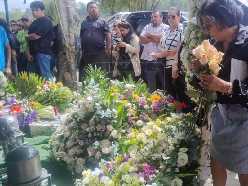 Con palabras de fe y consuelo, amigos de la periodista Bessy Carolina Martínez Ríos le dan hoy el último adiós tras su fallecimiento. Entre lágrimas, llegaron a dejar arreglos florales como muestra de amor y apoyo a sus familiares. Aquí las fotos.