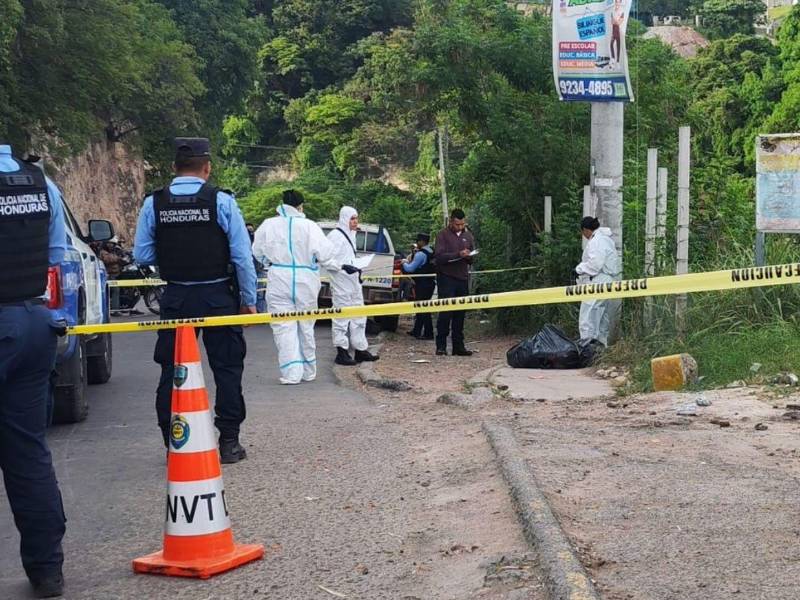 Las autoridades realizaron el levantamiento del cuerpo que fue encontrado embolsado en la calle principal que conduce a la colonia Nueva Suyapa de Tegucigalpa.
