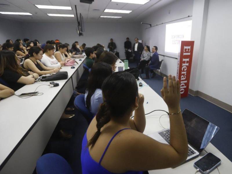 Más de 60 estudiantes de tres carreras de Unitec asistieron al conservatorio Desmontando la desinformación.