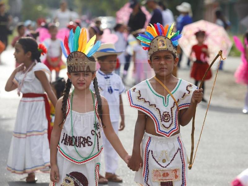 Escolares sampedranos llenan de color y fervor patrio las calles de la ciudad, como parte de las actividades previas al 15 de septiembre, con sus trajes típicos.