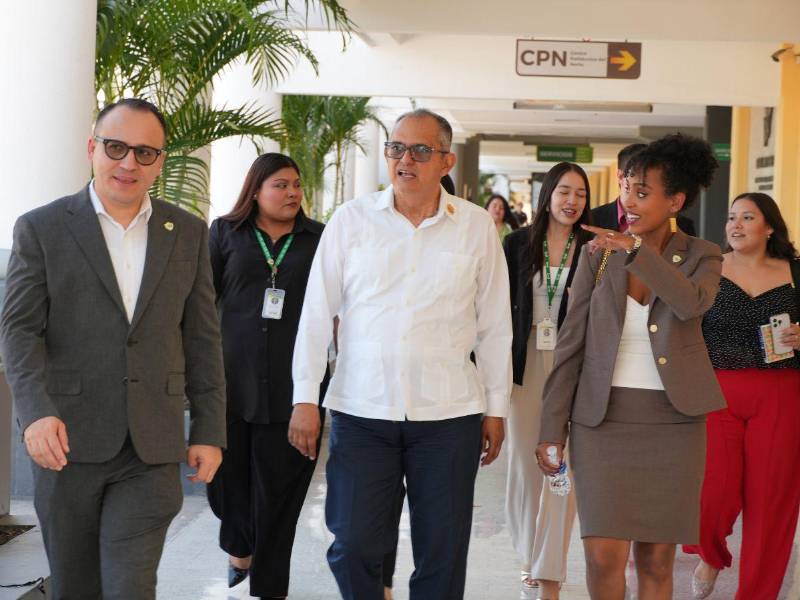 El rector general de UTH, doctor Javier Mejía junto a Hermila Yifter quien conoció las instalaciones del campus de UTH en San Pedro Sula durante su recorrido.