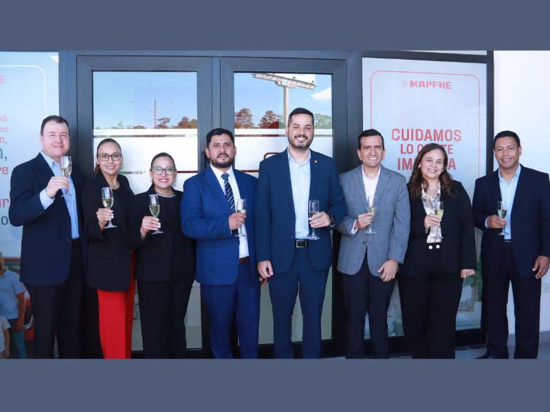 Ejecutivos de MAPFRE Honduras se mostraron felices durante los actos de apertura.
