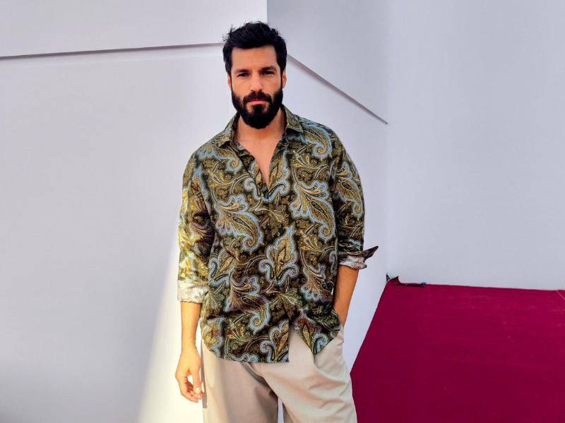 El actor turco Serkan Çayoglu durante su paso por el Festival de Cine de El Gouna, en Egipto, donde habló sobre el impacto global de las series turcas.