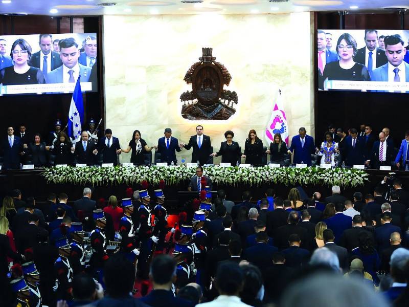 A la hora convocada puntual inició la sesión solemne de instalación de la primera de las cuatro legislaturas. Presidenta de la CSJ, rindió informe al pleno de diputados.