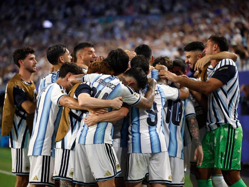 Todo el equipo argentino fue a uno de los costados para celebrar el 3-2.
