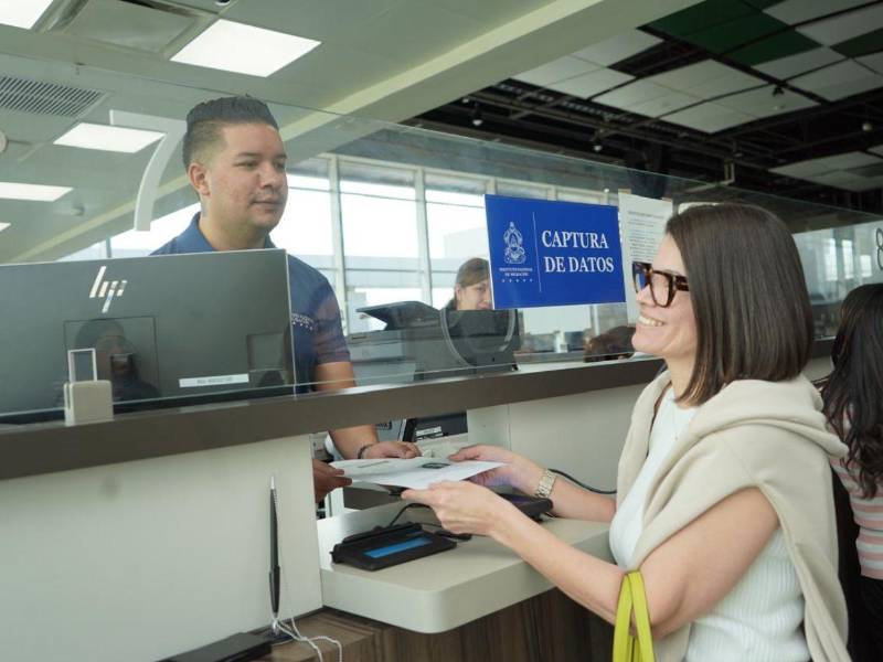 En las principales terminales aéreas del país, permanece el personal del Instituto Nacional de Migración para atender a las personas que se desplazan en este periodo de Semana Santa.