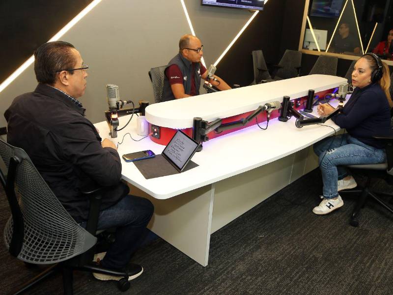 Desde las 5:00 y hasta las 8:00 de la mañana, Dagoberto Rodríguez comparte la cabina de la Voces con sus colegas Juan Carlos Fúnez y Sara Zavala.