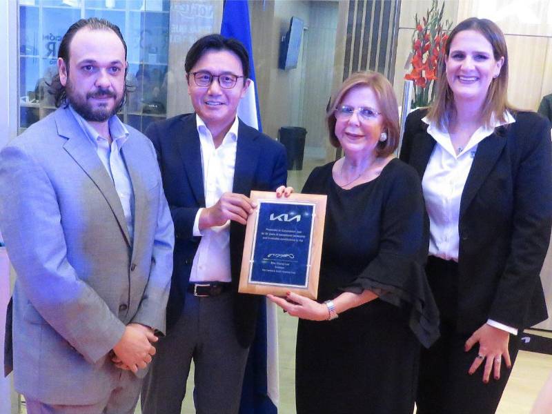 KIA entregó un reconocimiento especial a<b> </b>Corporación Jaar como su socio más confiable, una distinción concedida en honor a sus 35 años de historia.