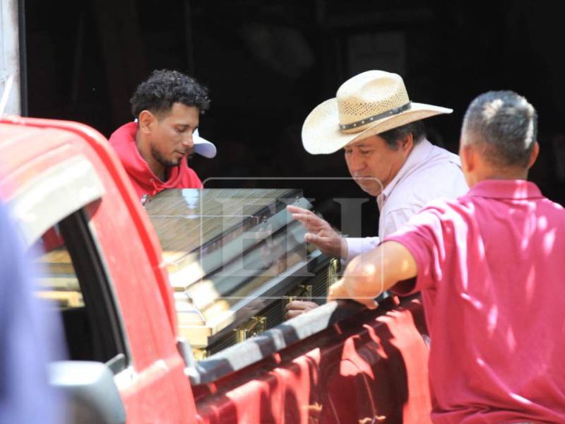 Momento en que familiares de Darvin Mejía retiraban su cuerpo de la morgue de Tegucigalpa, la capital de Honduras.