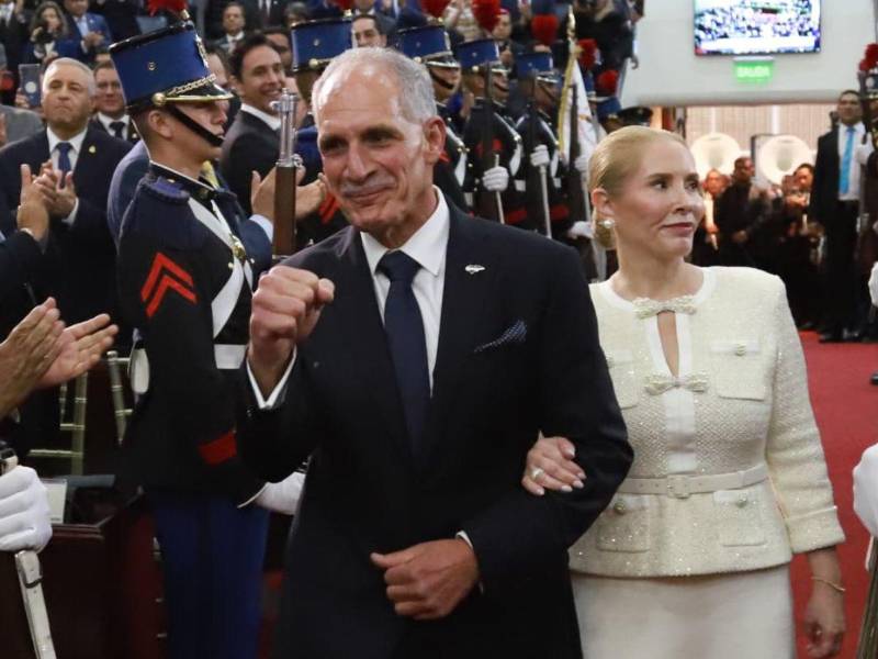 El ahora presidente de Honduras ingresó al hemiciclo legislativo acompañado de su esposa, Lissette Del Cid.