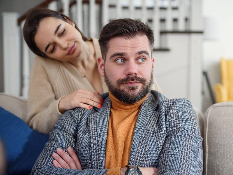 Hablar con amigos de confianza o con un profesional puede ayudarle a obtener una perspectiva externa sobre la situación.