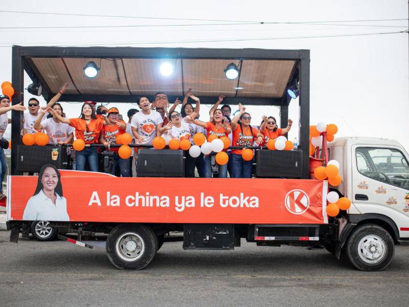 Política. La derechista Keiko Fujimori cerró anoche su campaña de cara a la segunda vuelta presidencial que se celebrará el domingo en Perú, a la que llega como favorita frente a su contendor, el izquierdista Roberto Sánchez.