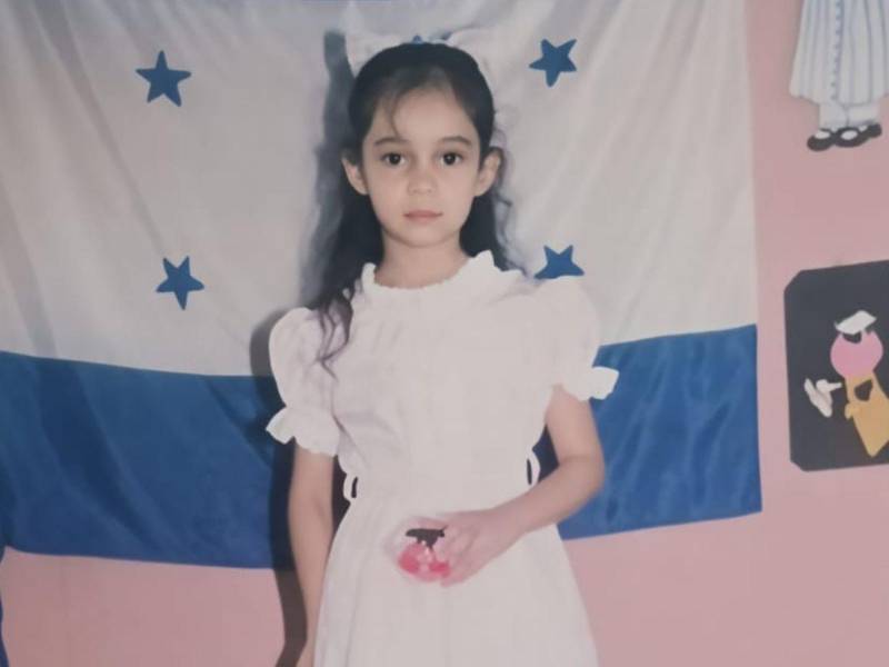La única fotografía que conserva de su infancia: el día de su graduación de kínder.