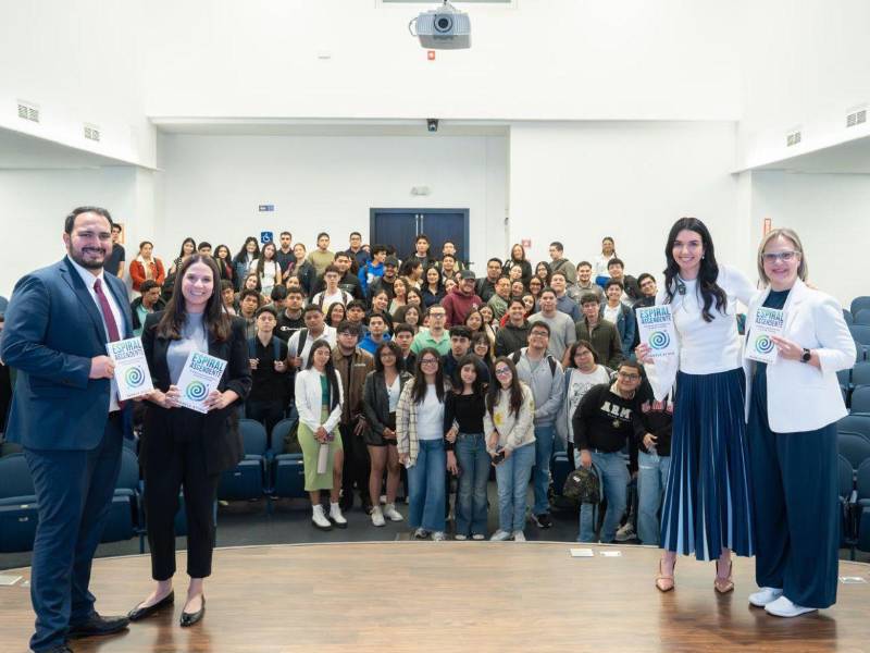 La autora participó en un conversatorio en Unitec, donde abordó temas relacionados con liderazgo personal, disciplina y crecimiento sostenido.