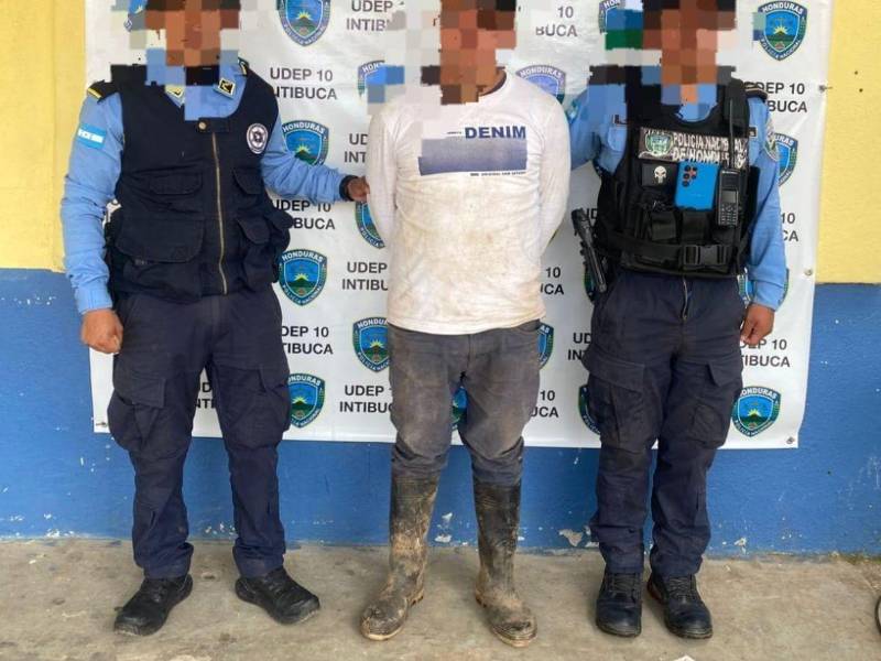 Al momento del arresto el hombre vestía una camisa blanca, jean y botas de hule.