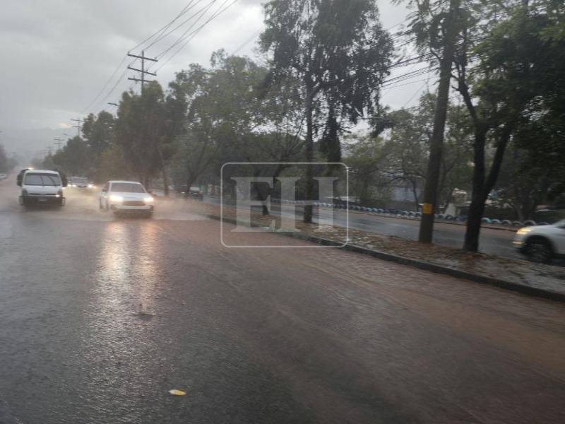 Las lluvias continuarán este domingo 20 de septiembre en Honduras, con chubascos moderados y fuertes dispersos, acompañados de actividad eléctrica en la mayor parte del territorio nacional, por lo que las autoridades piden a la población tomar medidas de precaución, especialmente en las zonas que ya han resultado afectadas por las recientes precipitaciones.