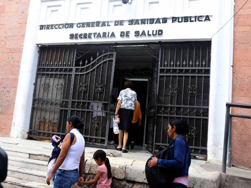 En la Secretaría de Salud también tiene abiertas sus puertas al público; sus empleados están trabajando como de costumbre.