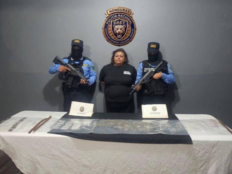 Agentes de la Dirección Anti Extorsión y Asociaciones Terroristas (DAET), capturaon Naly Johana Paz Martínez, de 44 años, alias de La Patrona, por tráfico de drogas en Puerto Cortés.