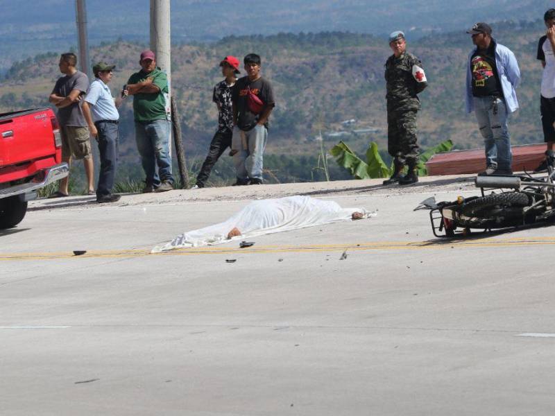 Un fatal accidente de motocicletas dejó una persona muerta y varios heridos la tarde de este domingo en la carretera que de Tegucigalpa conduce al oriente del país, a la altura de San Antonio de Oriente, departamento de El Paraíso.
