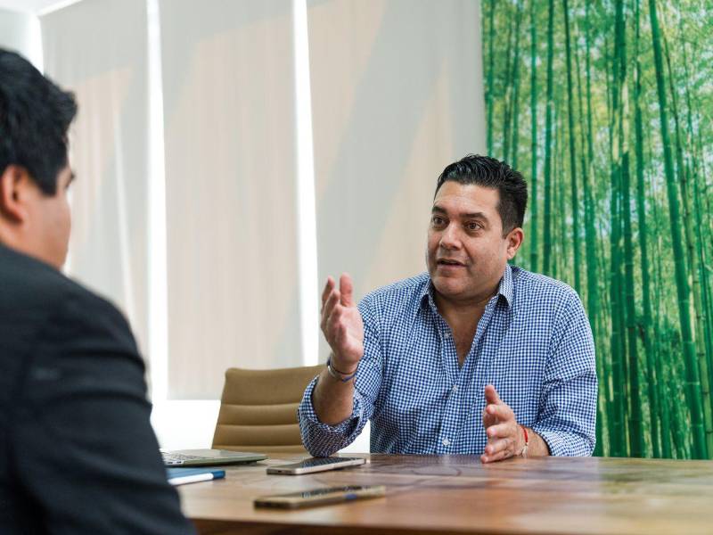 Con una revisión de la planilla municipal y la digitalización de trámites, el edil electo busca una alcaldía más ágil, transparente y cercana a los capitalinos.