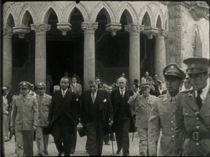 Durante gran parte del siglo XX, la Casa Presidencial fue el centro del poder político del país. Las tomas de posesión incluían una marcha hacia el Congreso Nacional, donde el nuevo presidente recibía la banda presidencial, como ocurrió en 1949 cuando Tiburcio Carías entregó el mando a Juan Manuel Gálvez.