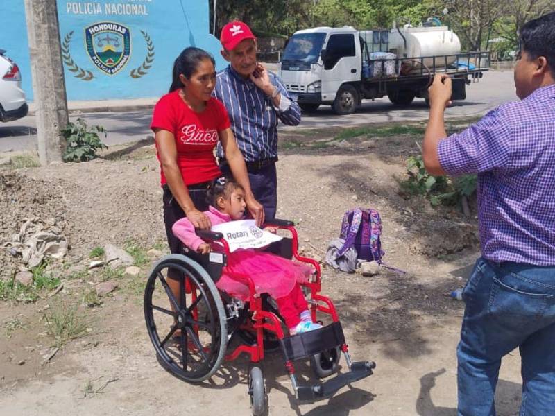 Sandy, de seis años, recibió una silla de ruedas luego de que EL HERALDO diera a conocer su caso, permitiéndole ahora ir a la escuela con mayor facilidad.
