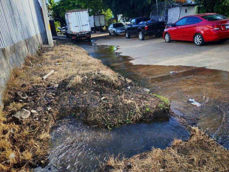 Fugas provocadas por fallas en tuberías y residuos sólidos mantienen en alerta al sistema de abastecimiento capitalino.