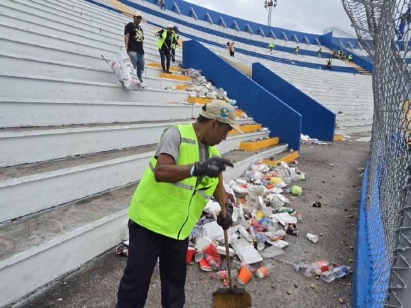 En total, fueron utilizadas cuatro volquetas, una cargadora y 10 camiones, según detalló el gerente de Aseo Municipal.