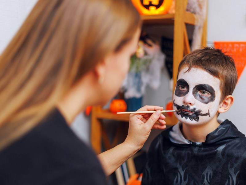 Aproveche para explicarles que hay muchas formas de celebrar en el mundo y que cada cultura tiene sus propios ritos para recordar, divertirse o despedir el año.