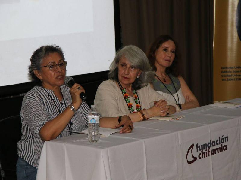 Durante el evento los poetas leyeron su obra.