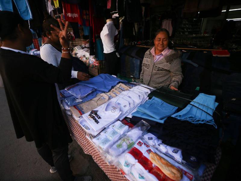 A pocos días de iniciado el año escolar 2026, padres de familia recorren los mercados capitalinos en busca de precios accesibles para la compra de uniformes y mochilas.