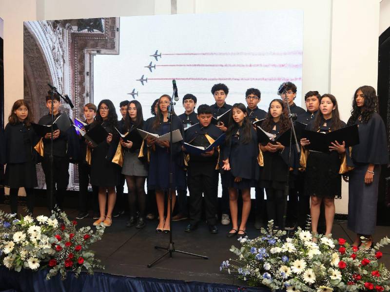 Alumnos del Liceo Franco Hondureño entonaron los himnos nacionales de Francia y Honduras.