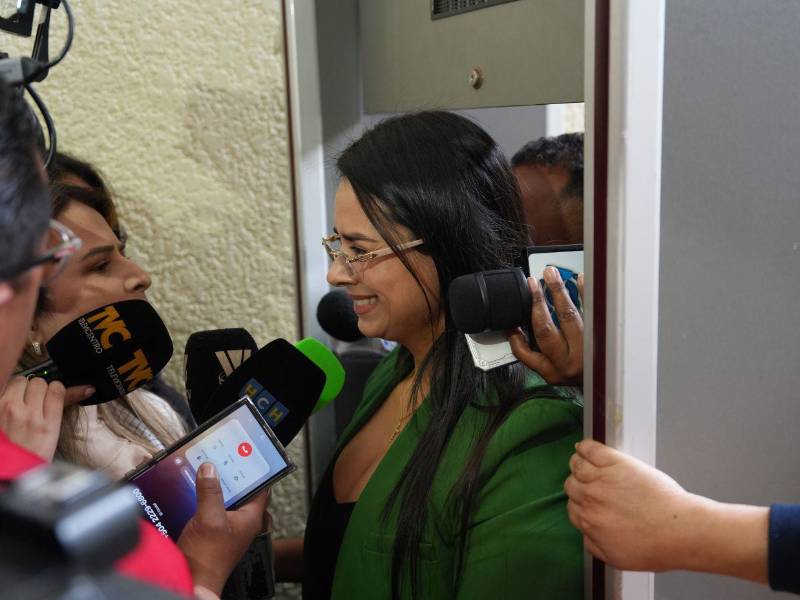 Los implicados en el caso de supuesta corrupción en Sedesol, entre ellos la diputada Isis Cuéllar, se defienden bajo la medida del arresto domiciliario.