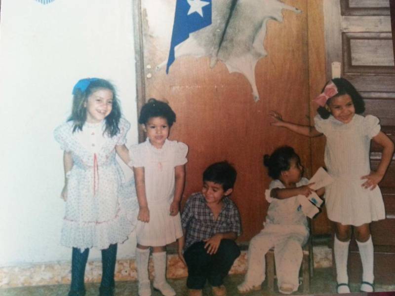 En sus años de infancia creció en una familia de clase media, en la ciudad de Juticalpa. Aquí junto a sus primos, cuando tenía seis años de edad.