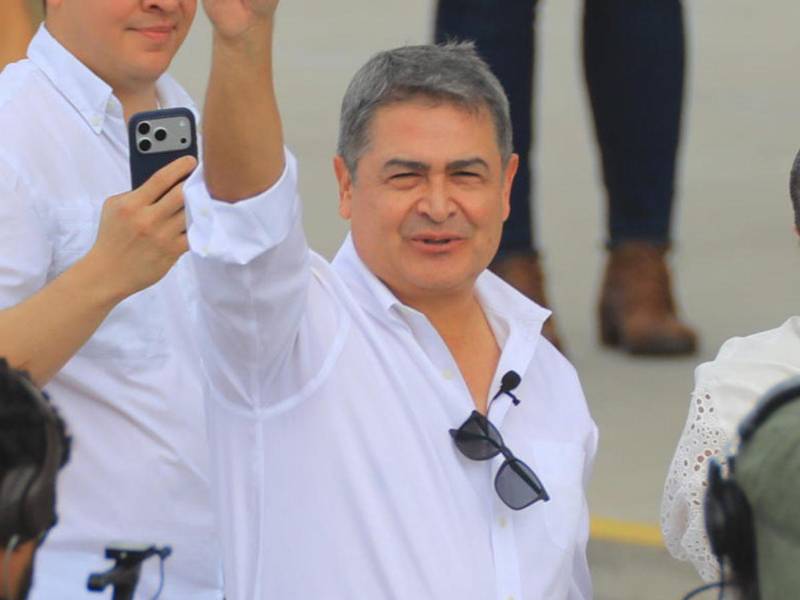 Un par de canas ahora tiñen de blanco parte del cabello del expresidente Juan Orlando Hernández, quien actualmente tiene 57 años de edad, cuatro más que cuando fue extraditado a Estados Unidos en 2022.