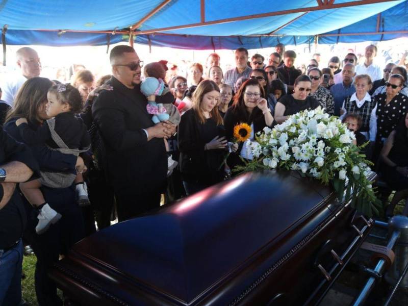 El terraje del periodista Arístides Aceituno se llevó a cabo este sábado en el cementerio Jardines de Paz Suyapa, en la capital.