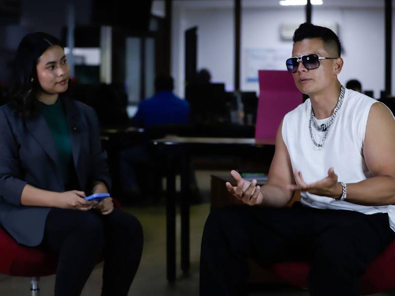 Su nombre artístico tiene un trasfondo personal y familiar. El cantante explicó que 'Kani' significa 'conejo' en finés (y) en la Antigua Guatemala, mi familia era conocida como 'los conejos', por eso quise representarlos de esta forma.