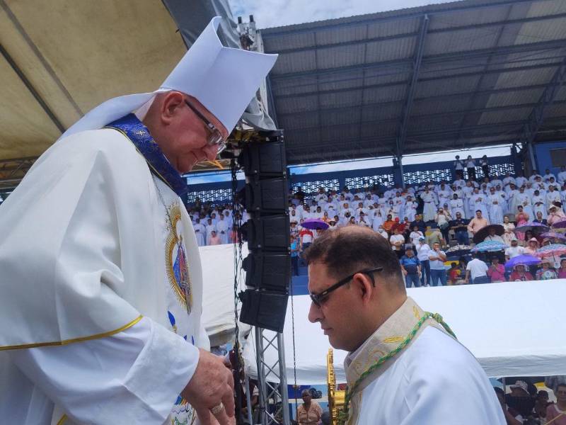 Monseñor Jenrry Velásquez recibe el báculo pastoral durante su consagración como nuevo obispo de la Diócesis de La Ceiba, en una ceremonia solemne celebrada en el estadio municipal.
