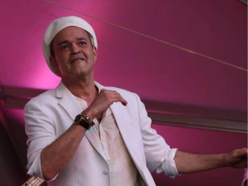 El cantante dominicano Álex Bueno, falleció este jueves a los 62 años de edad en Nueva York.