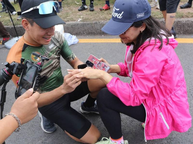 Abdel Medina sorprendió a todos al pedir matrimonio a su novia Nancy Coello, justo al final del recorrido de la Vuelta Ciclística de EL HERALDO 2025, frente al Coliseum Nacional de Ingenieros. Un momento inesperado que sorprendió a todos.
