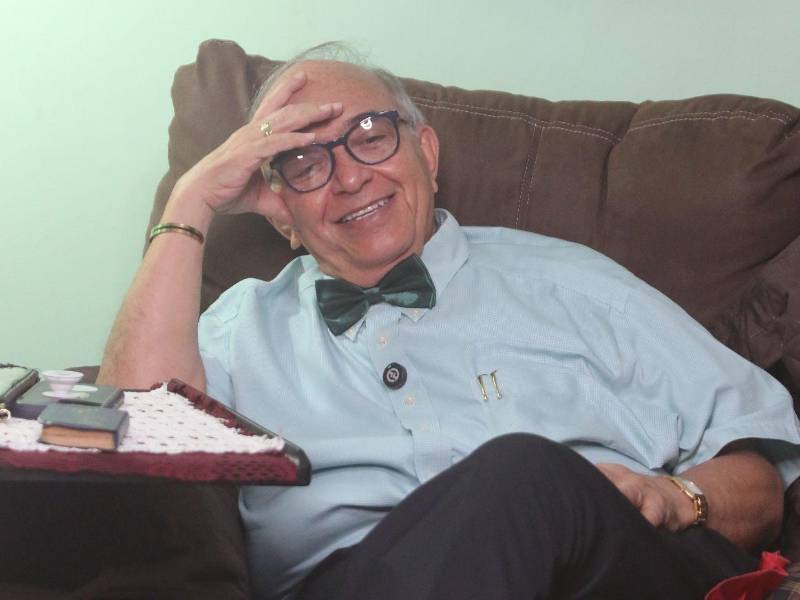 El doctor Denis Castro Bobadilla encarna esa rara avis de la vida pública hondureña: el profesional exitoso que no necesita del poder para ser feliz, porque su verdadera fortuna la lleva grabada en la memoria, blindada por el conocimiento y mecida por las notas eternas de Bach.