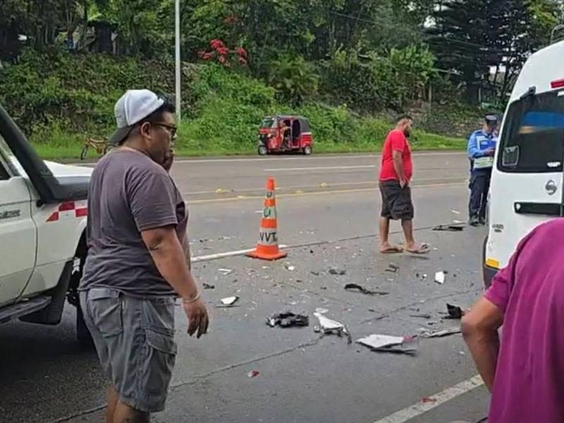 En la zona del accidente quedaron esparcidos varios elementos de la carrocería de ambos vehículos.