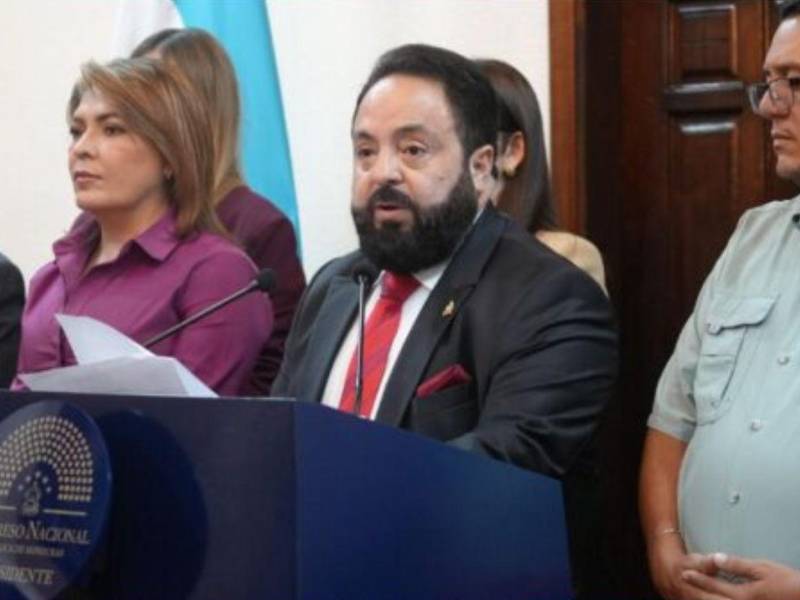 Señala además que Trump incurrió en un acto de coacción sin precedentes contra la soberanía de un país en el mundo.