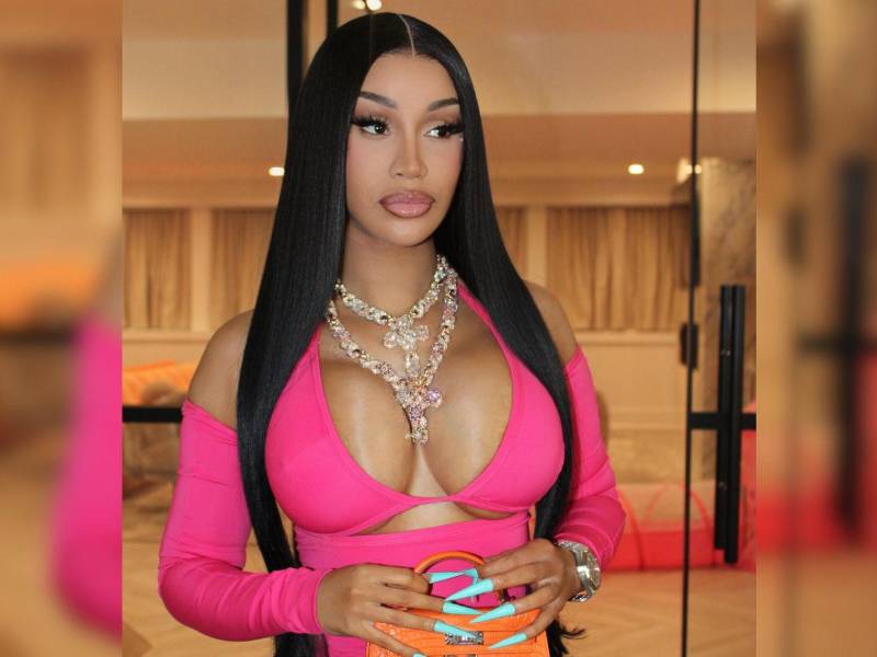 Cardi B, de 34 años, nunca ha tratado sus pasos por el quirófano como un secreto. Ha contado qué se hizo, cuándo y con qué consecuencias. Aun así, hay una intervención que desea desde hace tiempo y que, por razones que ni ella misma logra explicarse, le provoca un miedo que todavía no ha vencido.
