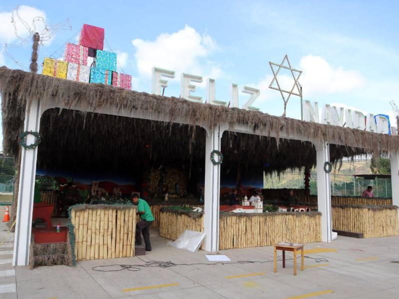 El Nacimiento es el principal atractivo del público y pasa por la etapa de instalación en un pequeño espacio del Campo de Parada Marte.