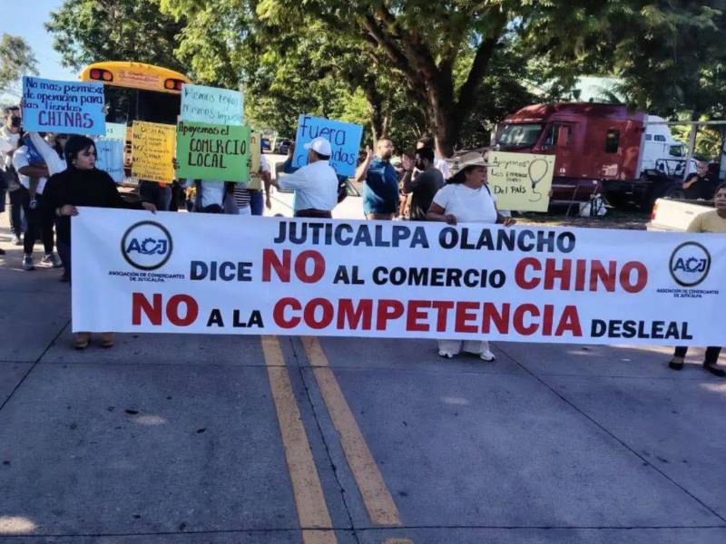 Comerciantes de Juticalpa protestaron contra la expansión de tiendas chinas y exigieron condiciones comerciales más equitativas para los negocios hondureños.