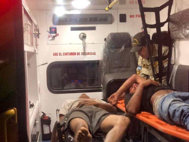 Los heridos fueron trasladados a un centro asistencial para salvarles la vida, pero uno de ellos murió pocos minutos después de haber sido ingresados.